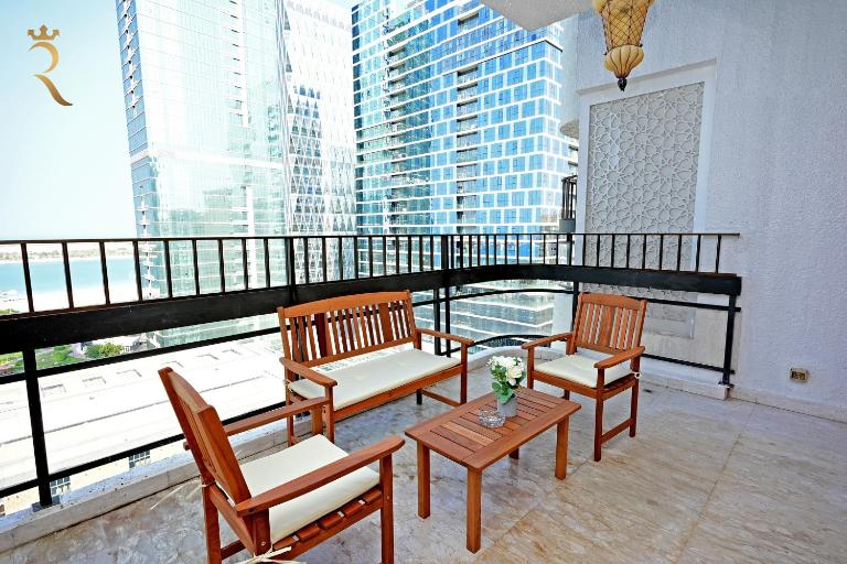 Elegant 3BR Corniche Stay with Stunning Sea Views - Chambres d'hôtes Abou Dabi