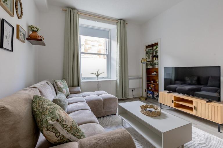 Stylish 1 Bed Leith Apartment Near Shore & Tram - B&B Edimburgo