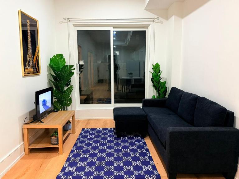 Private 2-Bedroom Basement Suite with Patio, Free Parking & Laundry - B&B Toronto