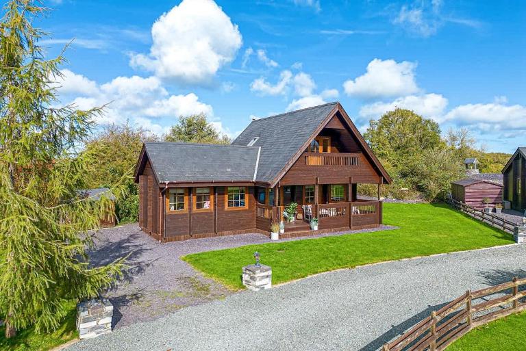 Scandi Cabin in Heart of Anglesey with Parking - Chambres d'hôtes Llanfairpwllgwyngyllgogerychwyrndrobwllllantysiliogogogoch