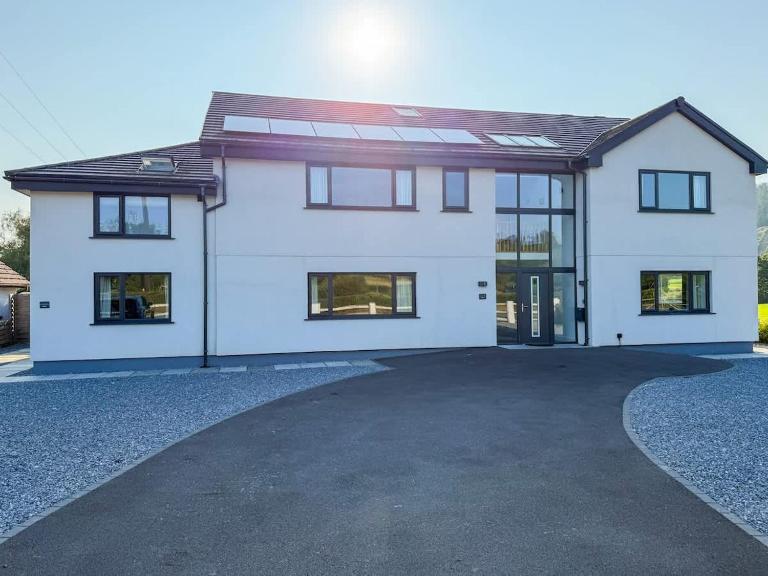 A Spacious Countryside Retreat for up to 16 Guests - B&B Llanarthne
