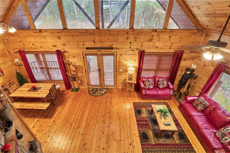 XL 1 BR Cabin with Loft - HOT TUB - ARCADE near Gatlinburg & PF - Bed and Breakfast Sevierville