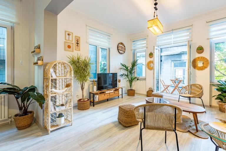 Urban Balcony Retreat- Near Galata Metro - B&B Estambul