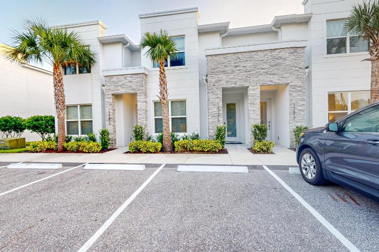 Dog-friendly retreat with pool, covered patio, children's items, grill, & AC - Chambres d'hôtes Orlando