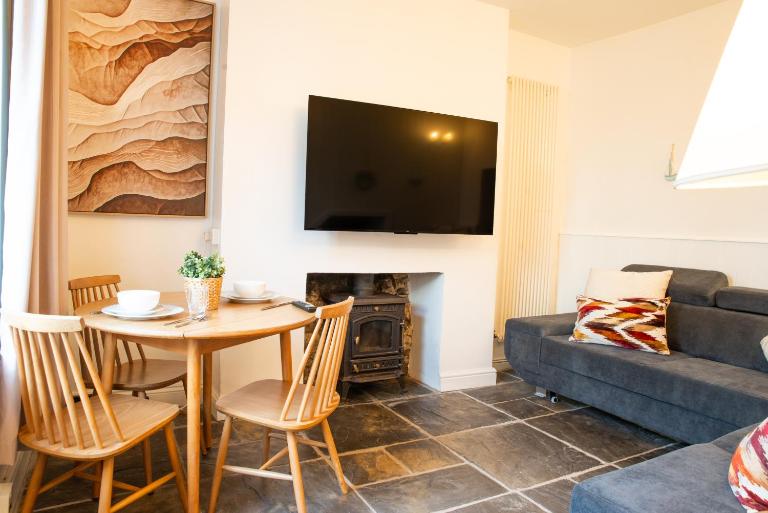 Mumbles Beachfront Escape Modern 3BR & Sea Views - Bed and Breakfast Mumbles