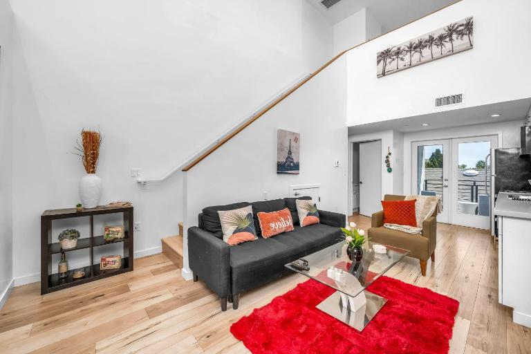 Modern Chic Loft In Hollywood-Koreatown With Parking - B&B Los Angeles