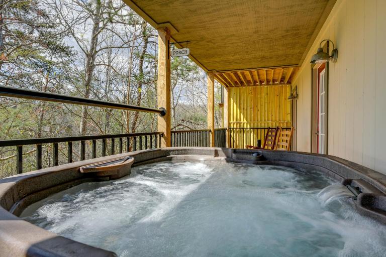 Chic Townhome + Hot Tub & Bonus Room & 3 Balconies - Bed and Breakfast Gatlinburg