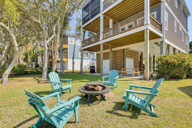 Spacious Coastal Gem on Oak Island 100 Yds to Sand - B&B Oak Island