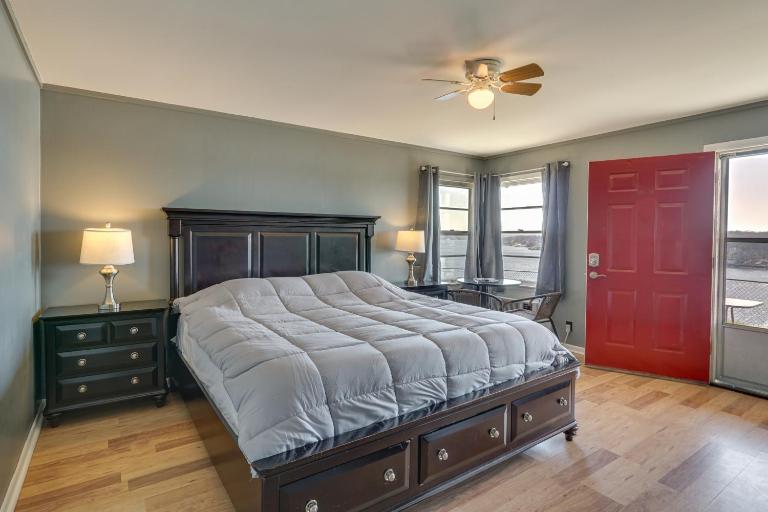King-Bed Lake Ozark Basecamp for Shootout Weekend - B&B Lake Ozark