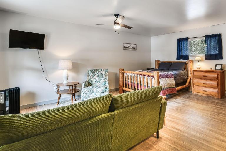 < 1 Mi to Boat Launch! Schroon Lake Basecamp - B&B Schroon Lake