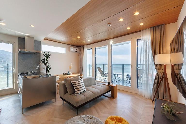 Vista sole mare 都会を離れて海のそばへ 日本海一望の5階ならではの空間 - B&B Otaru