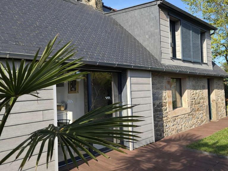 Charmante maison bretonne avec jardin clos, parking, WiFi, à 900m de la plage - Trégastel - FR-1-542-35 - B&B Trégastel