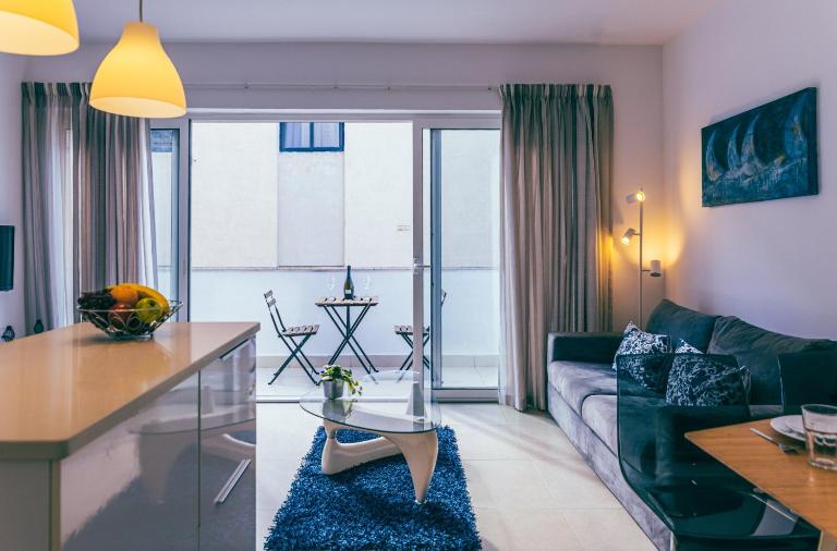 Perfect Location Duplex 2BR Apartment - B&B Sliema