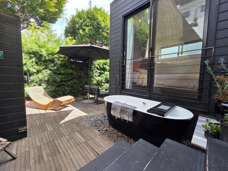 Venice Beach Bungalow Steps to Ocean - Long Term rental 31 days minimum - Bed and Breakfast Los Angeles