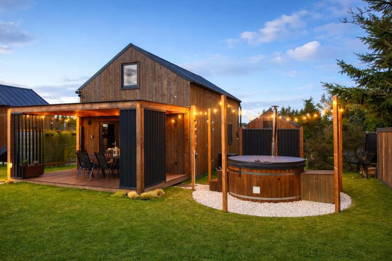 Marine house-Nowoczesna stodoła nad morzem,duży ogród,prywatny hot tub - B&B Kołczewo