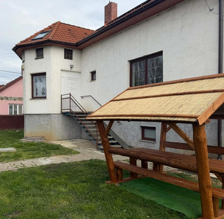 Hipster Vom Malida Kennel & Vendégház - Ferienwohnung Uraiújfalu