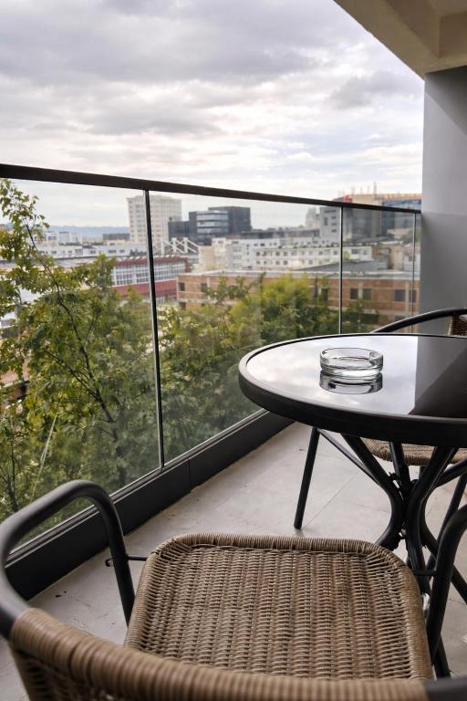 City View Apartment with Private Balcony - Chambres d'hôtes Iași