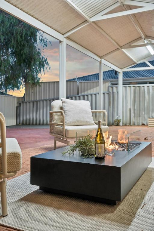 Coastal Escape near Beach, 5BR Sleeps 10 Fire pit - Ferienwohnung Quinns Rocks