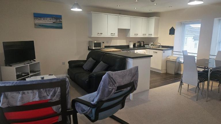 Newquay Detached Holiday Coach House with one parking space - B&B Saint Columb Minor