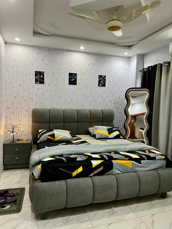One Bedroom Luxury and Elegant Silver Themed Apartment by Iqbal Heights at Bahria town Phase 8 Rawalpindi - Bed and Breakfast Rawalpindi