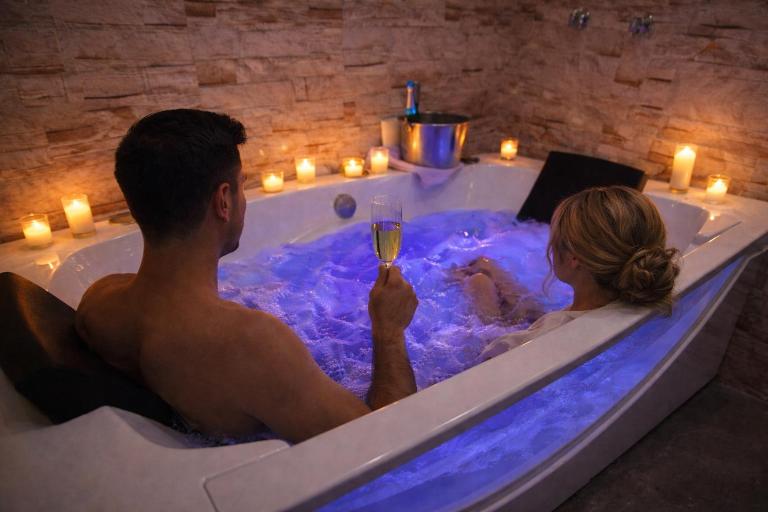 VIP Wellness Oase mit 3Zi Sauna Whirlpool und vielem mehr - B&B Backnang