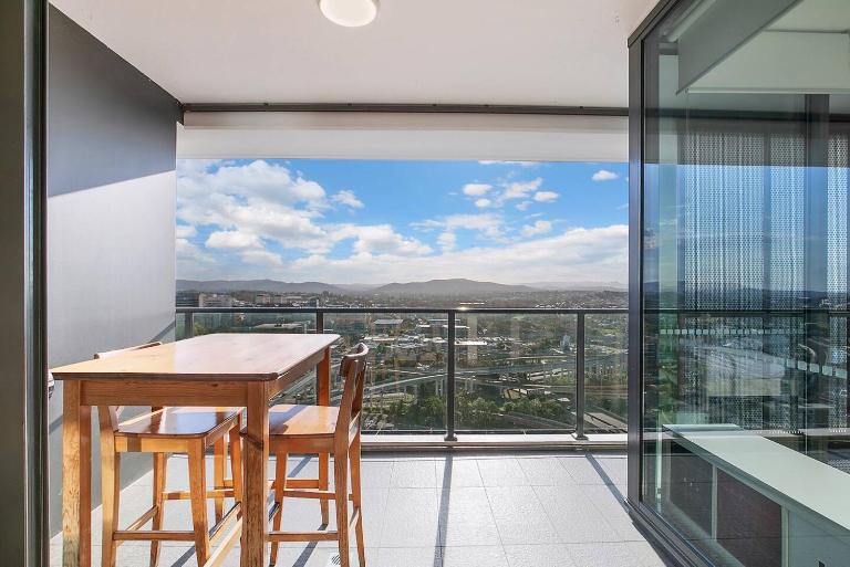 Windward - Inner-city Skyline Stay with Pool Access - B&B Brisbane