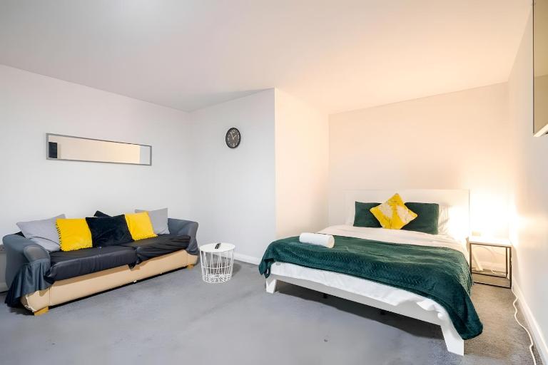 Modern Derby Studio - Sleeps 4, Close to Amenities & Parking - B&B Ilkeston