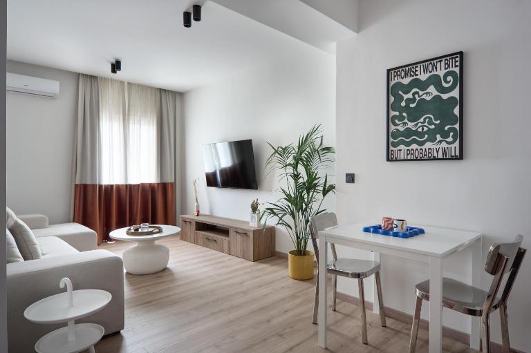 Cozy Apartment steps away from Acropolis and the Metro Station by Lumen Living - B&B Atenas