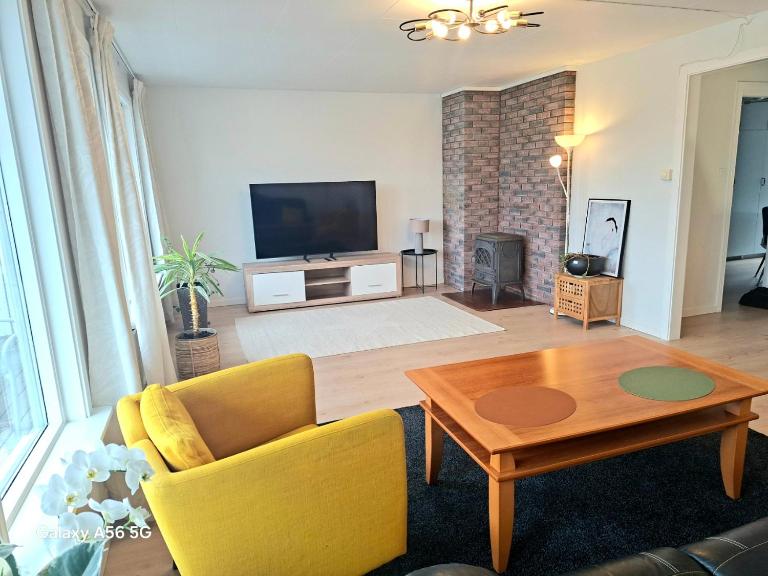 Stay Together in One Spacious 3 Storey Home Private Comfortable Ideal for Groups - B&B Kristiansand