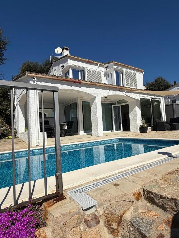 Villa Bouganvilla Parking privado 32 en la playa - Bed and Breakfast Tossa de Mar