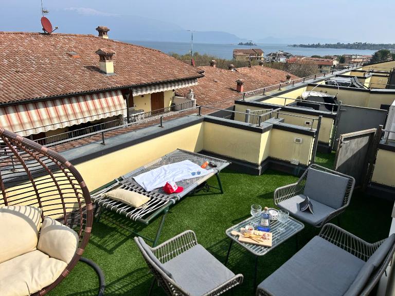 Lake Garda Apartment with Private Terrace, Pool & Parking I 3 Guests - B&B Manerba del Garda