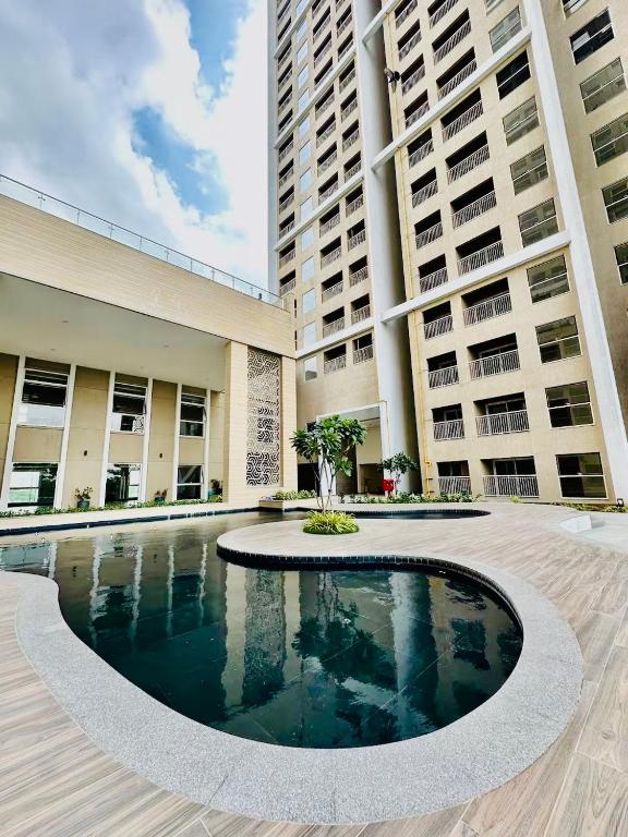 The Grand Palm Retreat with Skyline Suit in GIFT City, 2BHK, Luxurious, Pool, AC, Wifi - B&B Gandhinagar