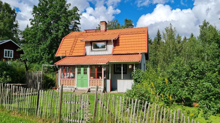 Cozy house in nature near ski resort Romme Alpin - B&B Borlänge