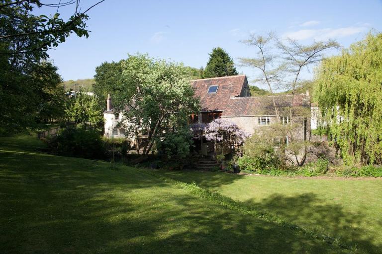 Charming 200 yr old Mill House right on the water - B&B Bristol