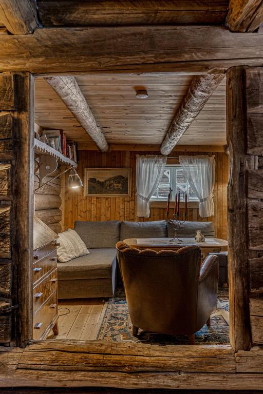 Litteraturtunet, Svinlibrøta overnatting - B&B Jøstad