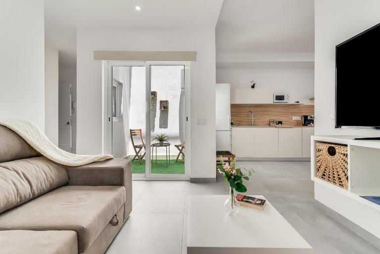 Home2Book Bright Retreat with Patio & Roof Access - B&B Cruce de Arinaga