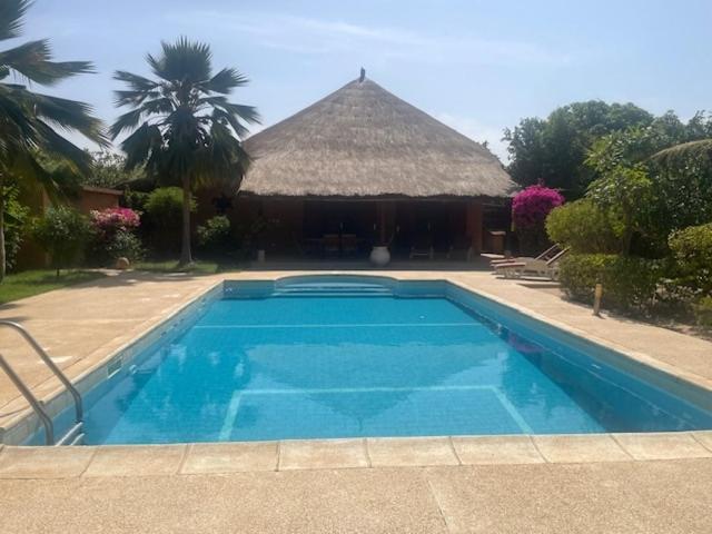Superbe villa avec piscine privée à 500m de la plage à Nianing - B&B Nianing