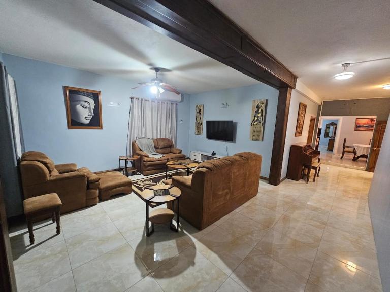 Cozy Groundfloor 2BR Getaway in Old Harbour - B&B Spanish Town