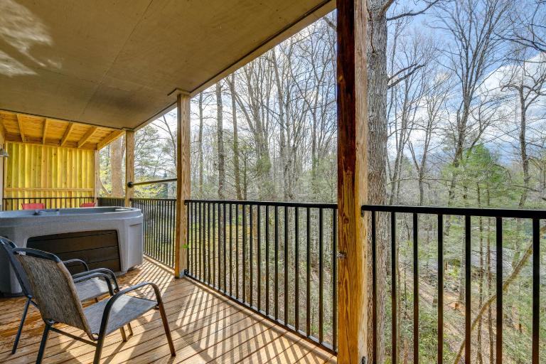 Updated Gem w/ Hot Tub in Arts & Crafts Community! - Bed and Breakfast Gatlinburg