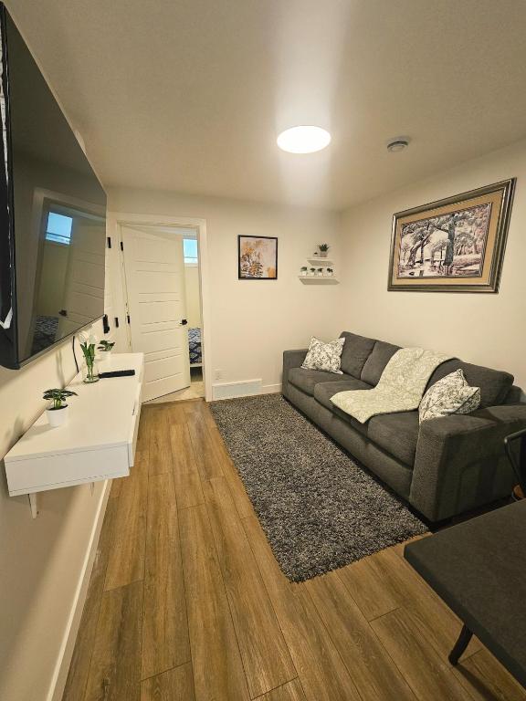 Cozy 2BR Basement Suite in Vermilion Hill SW Calgary - B&B Calgary