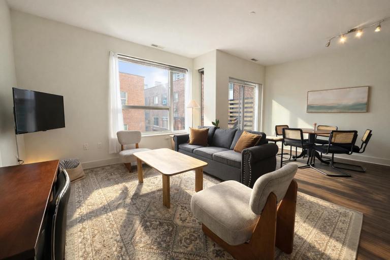 Upscale Apartment Near Lake Michigan · Sleeps 6-7 - Bed and Breakfast Milwaukee