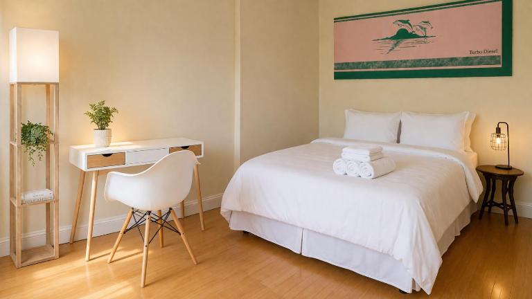 The Heights Haven, Spacious 6 Bedrooms Townhouse with Patio - Bed and Breakfast New York