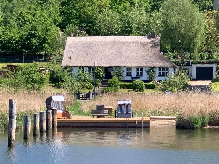 Seedorf Hideaway, Reethaus mit Garten und Privatsteg, Kamin, Sauna und Hot Tub - B&B Sellin