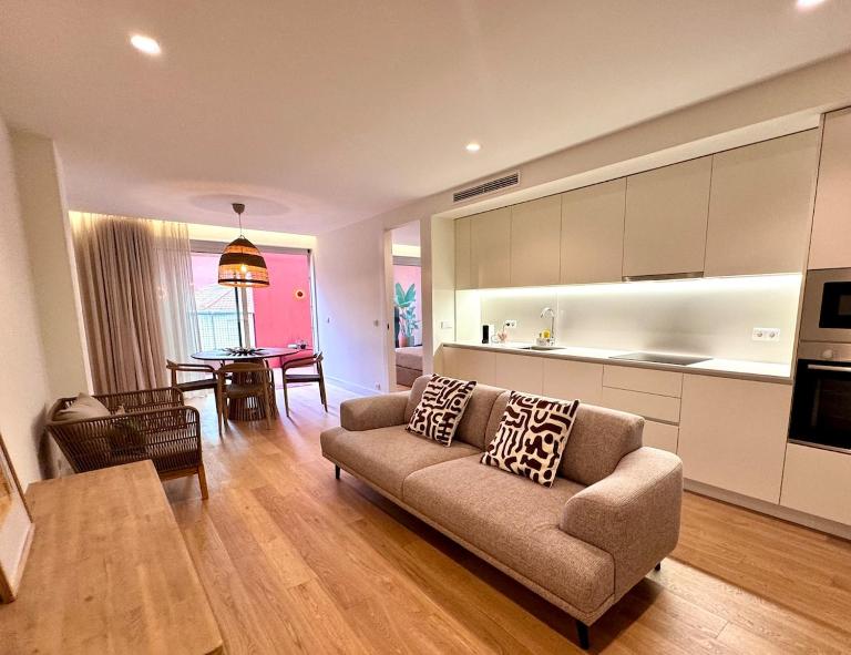 Modern & Bright Apartment 5 Min Walk to Matosinhos Beach - B&B Matosinhos