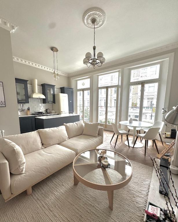 Bright 2-bedroom in the heart of Barons Court W14 - B&B London