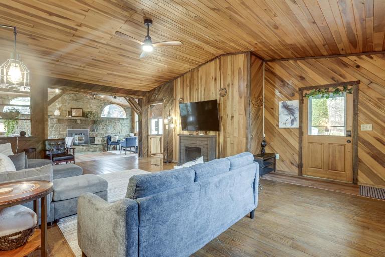 Great for Groups! Spacious Melcroft Home w/ Deck - B&B Melcroft