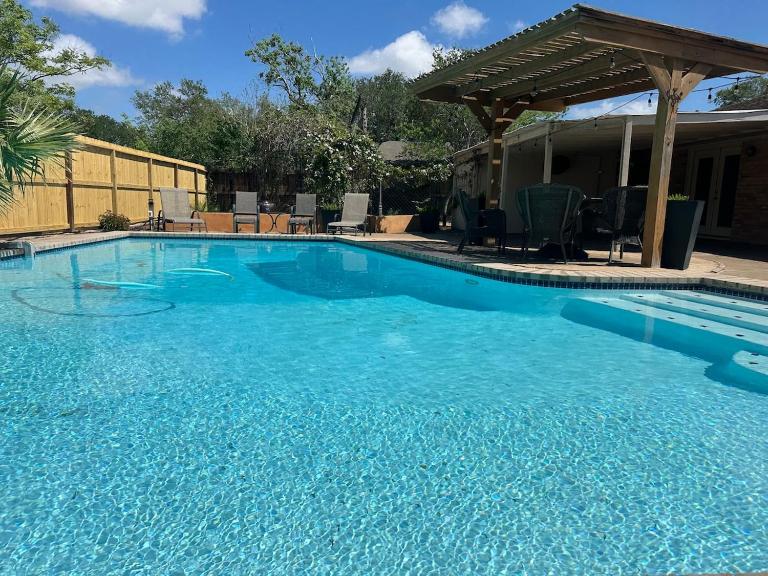 Newly Remodeled 4bedroom house with Private Pool, King Beds, Gym and Game Room - B&B Corpus Christi