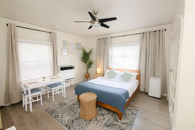 Coastal Suite by Downtown, Cnv Cntr, Pike, Beach - Studio - Studio - Bed and Breakfast Long Beach