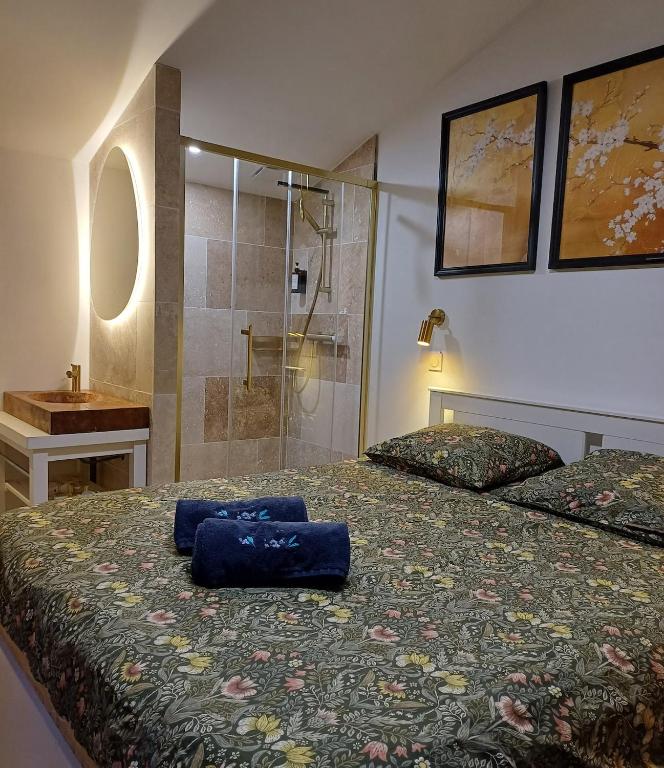 Tiny house in golden stone Quiet and wild - Chambres d'hôtes Jarnioux