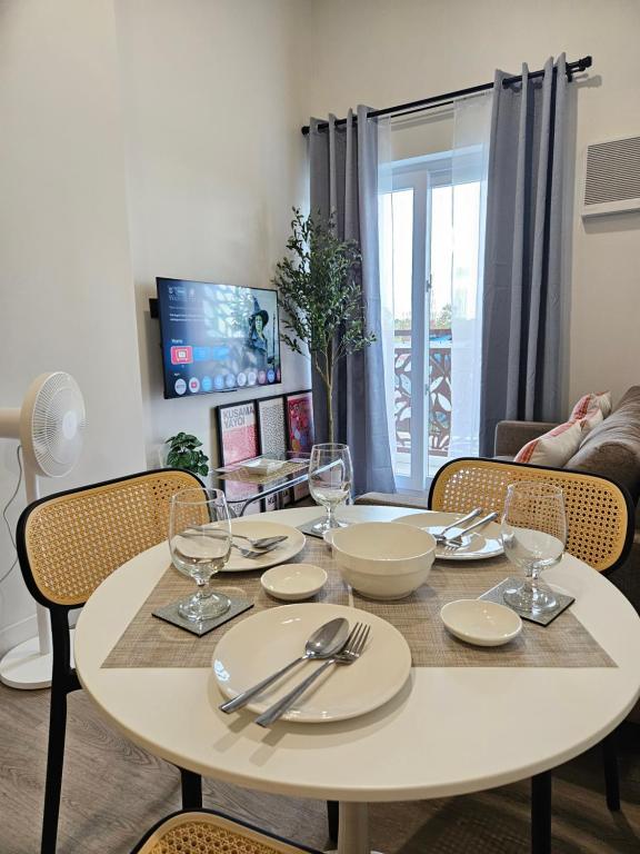 Stay Awhile at Antara 1BR Unit & Free Parking - Chambres d'hôtes Talisay